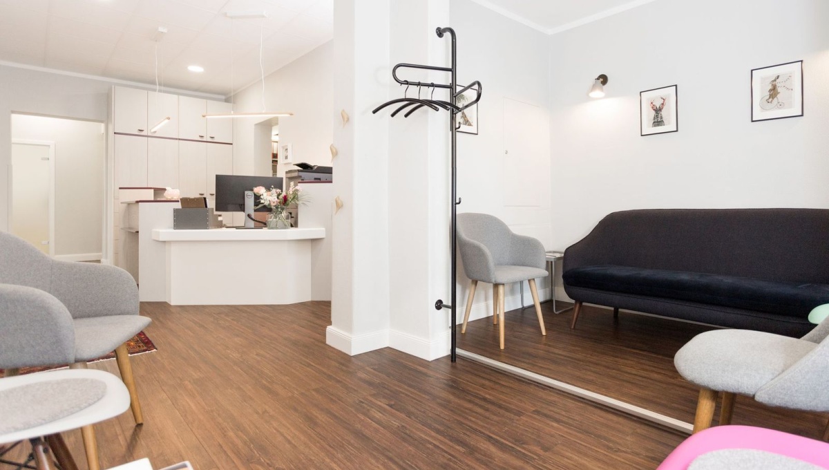 Moderne, hell gestaltete Zahnarztpraxis in Stralsund mit freundlicher Atmosphäre, professioneller Behandlungseinheit und einladendem Empfang.